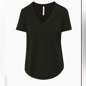 Aritzia Babaton Foundation v neck tshirt, NWT, black size XS